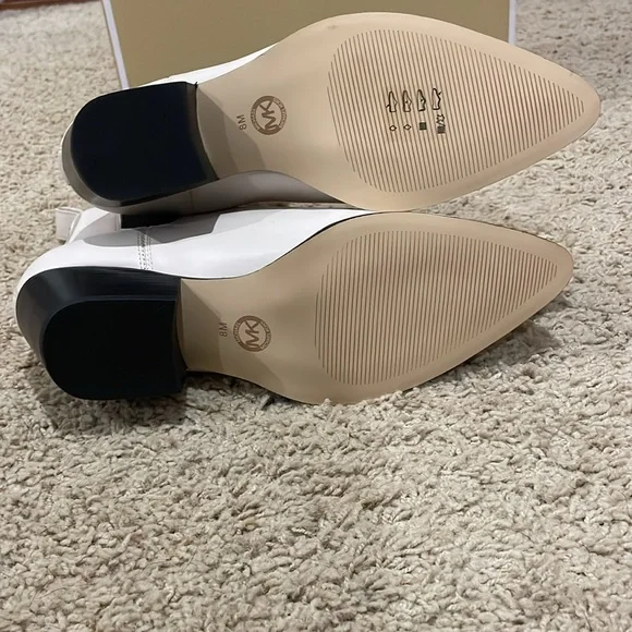 Michael Kors Elegant lt cream LEATHER Kinley Bootie new in the box size 8 - Picture 6 of 9